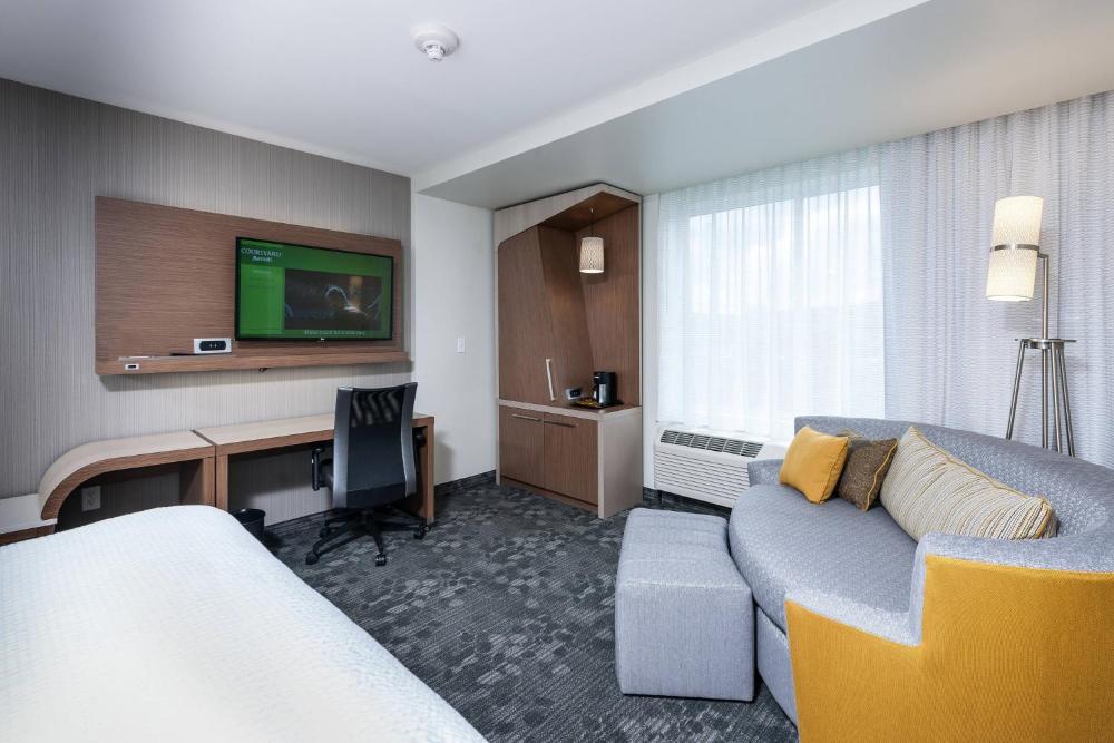 King Room with Bathtub - Mobility Access/Communication Assistance interior